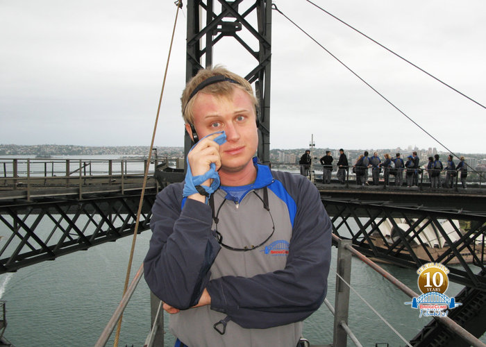 Это я в полной амуниции туриста на мосту типо плачу. 

Из этой фотографии — интересна сама амуниция. И то, что моя рожа полностью сгорела. А это только первый день в Австралии и облачная погода. Сидней, Австралия