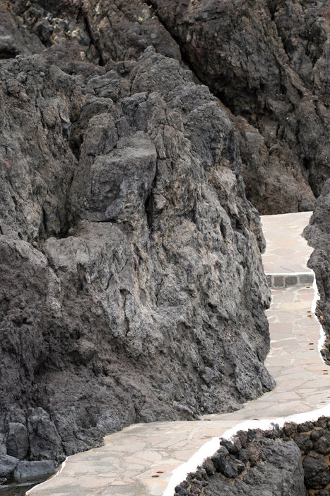 дорожка среди застывшей лавы Гарачико, остров Тенерифе, Испания