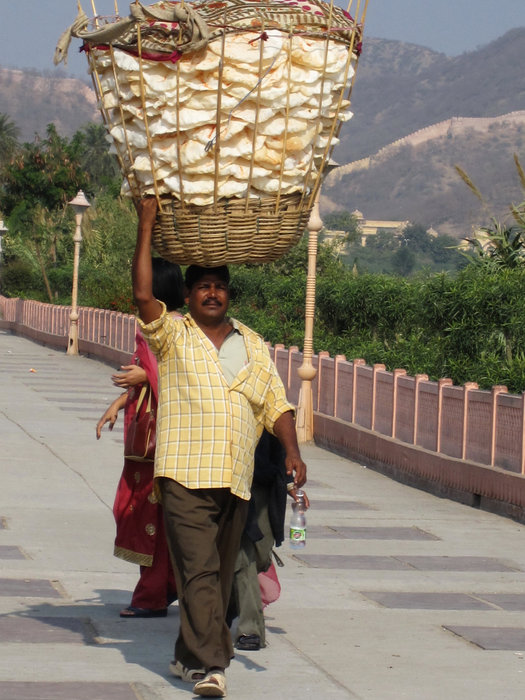 Предупреждая вопросы: эти воздушные лепешки очень легкие Джайпур, Индия