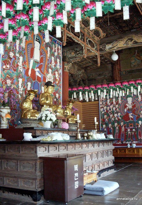 Не могу сказать, что монастырь оказался очень богатым: позолоченный Будда в храме, цветы, ковры — все, как везде. Республика Корея