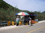 Несколько раз мы встречали развалы, где под большими зонтами корейские фермерши торговали целыми ведрами яблок.