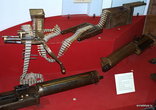 Трех-линейные станковые пулеметы системы Макарова 1905 и 1910 годов, приемники пулеметов, выравниватель патронов в лентах и патронная коробка.