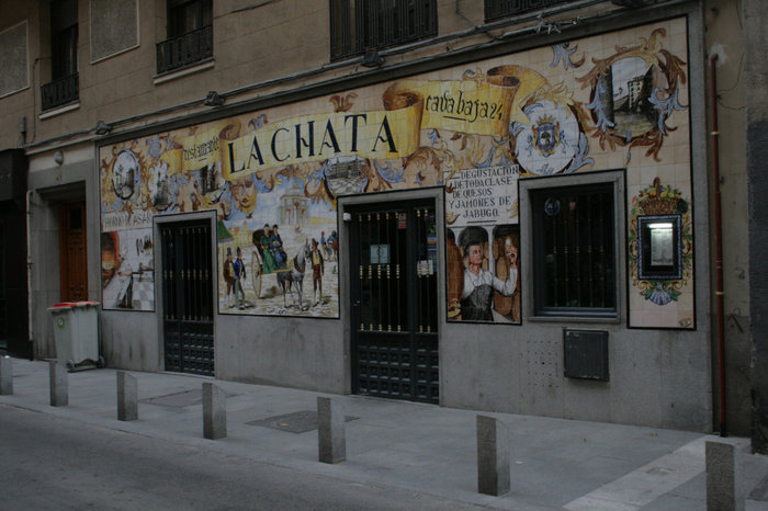 мадридские забегаловки — как правило, закрытые на сиесту) Мадрид, Испания