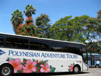 Экскурсионный автобус фирмы Полинезийские туры приключений, на них совершаются поездки, заказанные на корабле