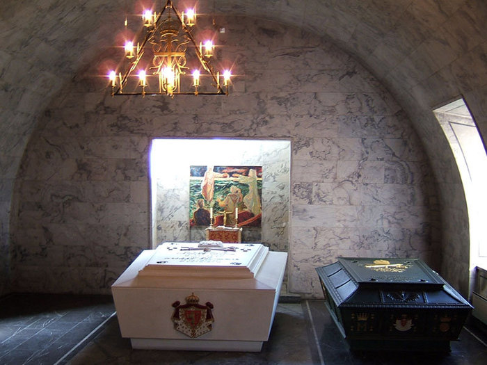 В замковой часовне похоронены норвежские монархи: король Сигурд I, король Хокон V, королева Ефимия, король Хокон VII, королева Мод, король Олав V и кронпринцесса Марта. Осло, Норвегия