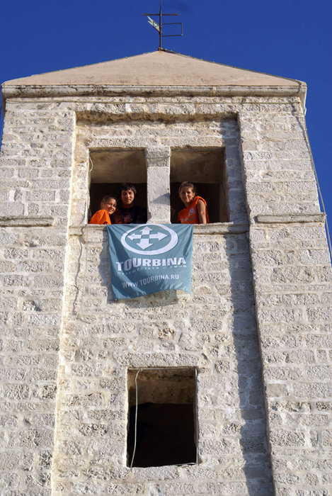 Участники кругосветки Мир без виз на колокольне собора в городе Раб Кварнер, Хорватия