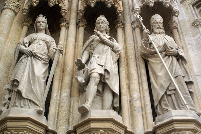 Фигуры на фасаде собора Вознесения Девы Марии в Загребе Кварнер, Хорватия