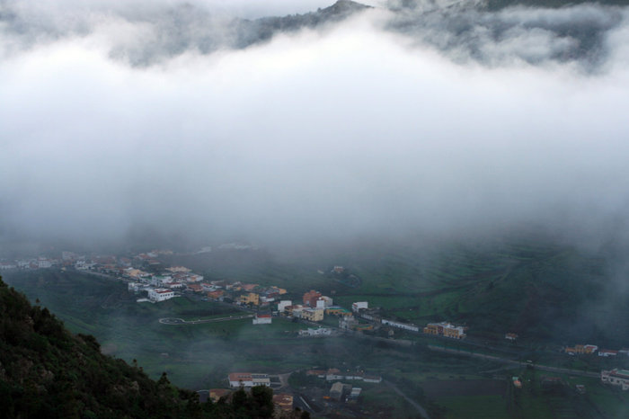 сквозь облака Тено-Альто, остров Тенерифе, Испания