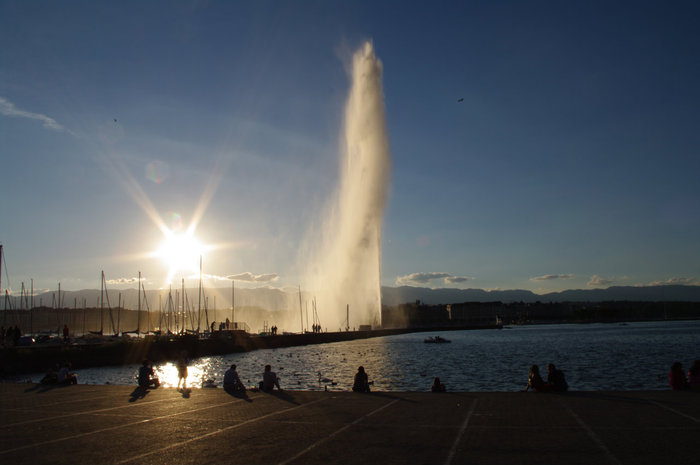 140 метровый Jet d’Eau и Leman - символы Женевы Женева, Швейцария