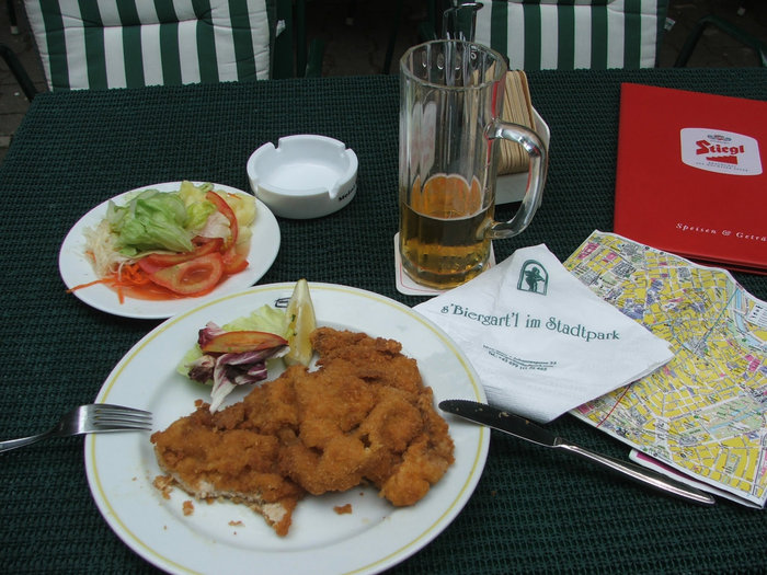 Вот это знаменитый шницель по-венски в летнем кафе в Штатпарке — выглядит невзрачно, но чертовски вкусно! Вена, Австрия