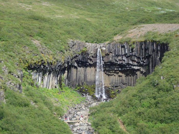Водопад на фоне базальтового органа Исландия