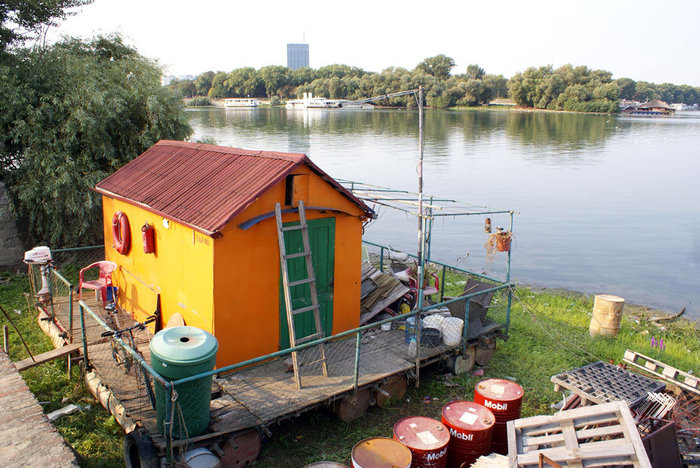 Домик на реке Сава — недалеко от ее впадения в Дунай Белград, Сербия