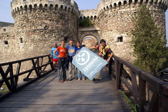 Участники кругосветки Мир без виз на мосту у входа в Белградскую крепость Белград, Сербия