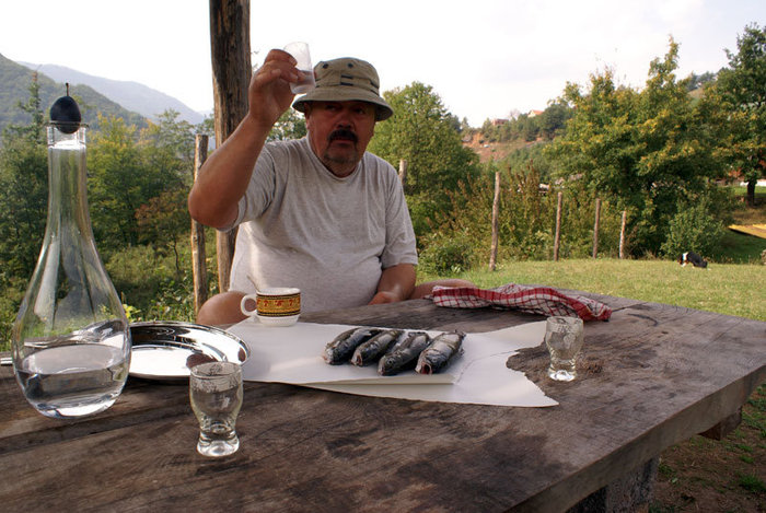 Драголюб угощает домашней сливовицей Биело-Поле, Черногория