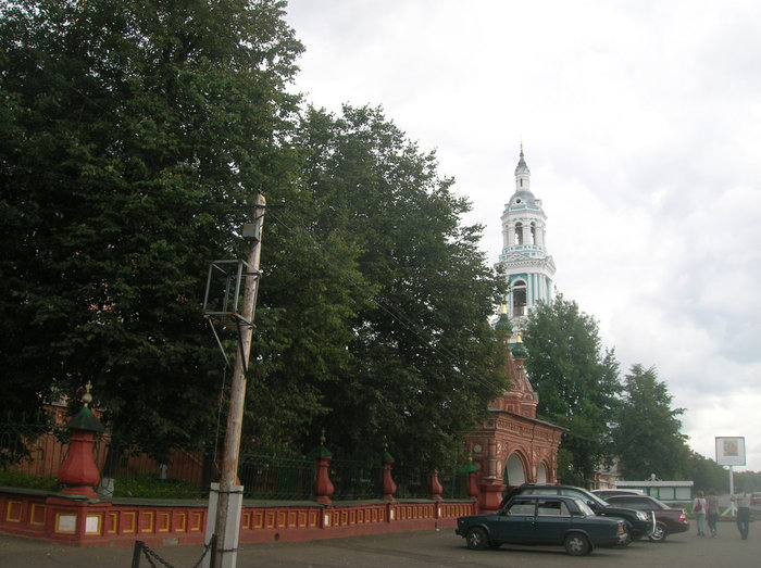 Вид с улицы: колокольня относится к соседнему храму, но именно она служит лучшм ориентиром Кострома, Россия
