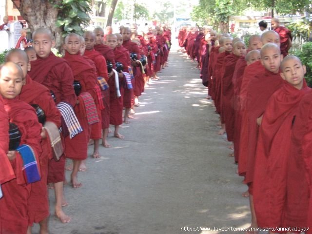 При очень многих монастырях есть школы, куда принимают маленьких мальчиков, которые хотят стать монахами. И таких мальчиков в Мьянме не мало Мьянма