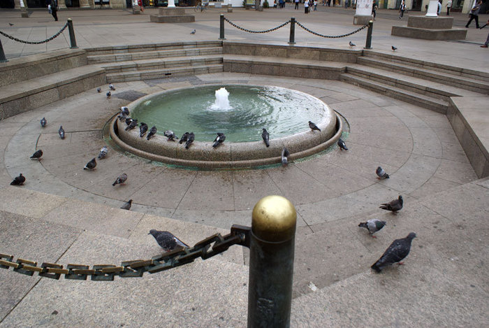 Фонтан — на месте источника — на площади бана Йелачича в Загребе Загреб, Хорватия