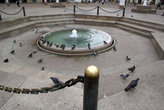 Фонтан — на месте источника — на площади бана Йелачича в Загребе