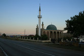 Современная мечеть на въезде в город