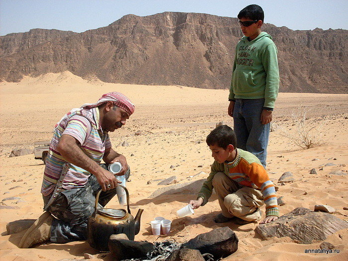 Биг-босс со своими мальчиками. Пустыня Вади Рам, Иордания