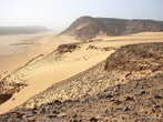 Хотя... это были не совсем дюны. Желтый мелкозернистый песок покрывает здесь рыжие песчаниковые горы, образуя на них длинные, похожие на языки, откосы.