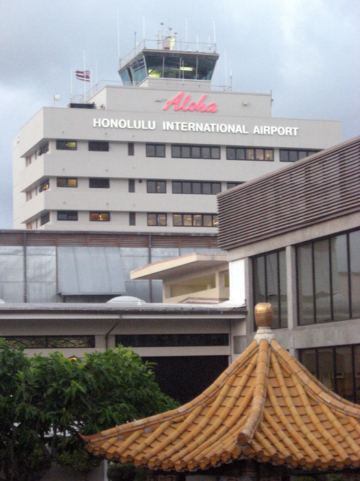 Международный аэропорт Алоха (Aloha) в столице  штата Гавайи-городе Гонолулу Штат Гавайи, CША