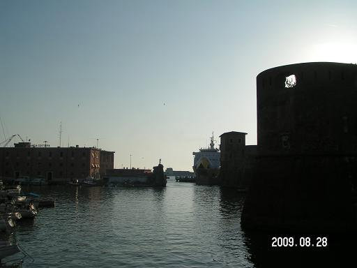 Форт охраняет гавань Ливорно, Италия