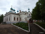 Что же касается действующих храмов, то в Слободском их четыре. И самый интересный из них — это Екатерининский кафедральный собор 1699 года постройки