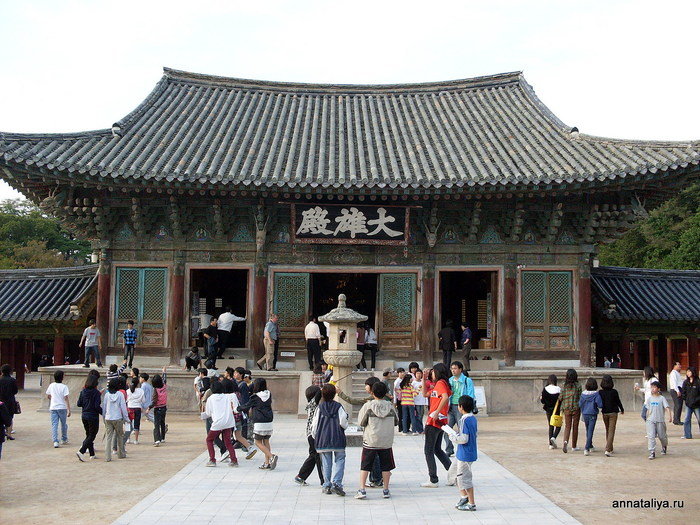 Двор с храмом, где стоят пагоды. Кенджу, Республика Корея