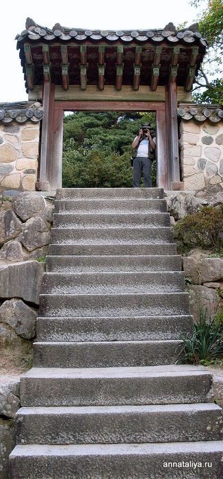 А сами дворы обычно соединяются меж собой каменными лестницами, порой, очень крутыми. Кенджу, Республика Корея