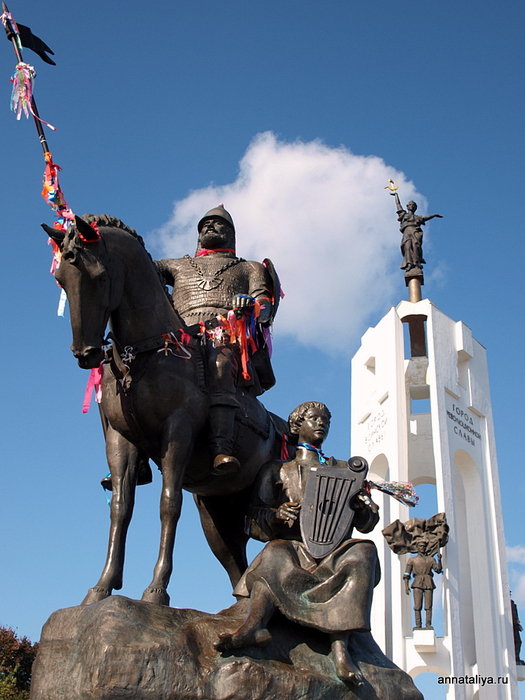 Здесь стоит вполне симпатичный памятник Пересвету и стела во славу города. Брянск, Россия
