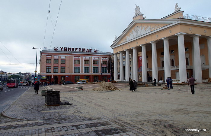 Благоустройство площади перед драмтеатром накануне открытия театрального сезона. Брянск, Россия