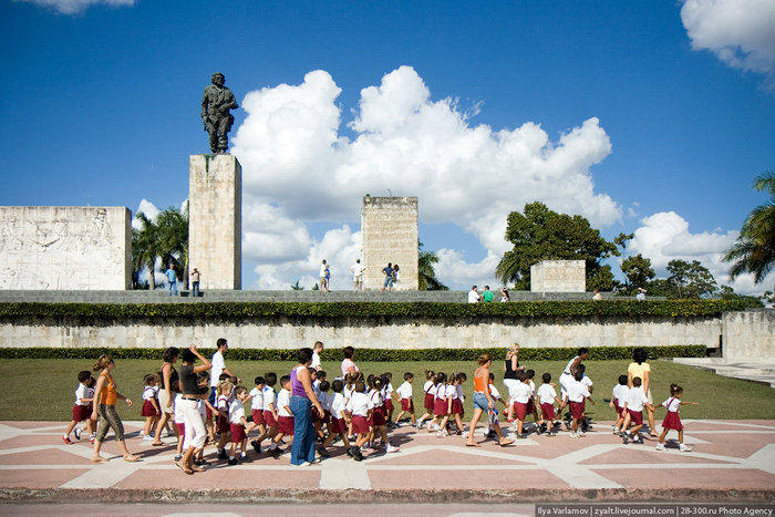 Мавзолей Че Гевары в кубинском городе Санта-Клара. В 1997 году останки обезглавленого тела были эксгумированы из-под взлетной полосы около Валлегранде, идентифицированы как принадлежащие Геваре Куба