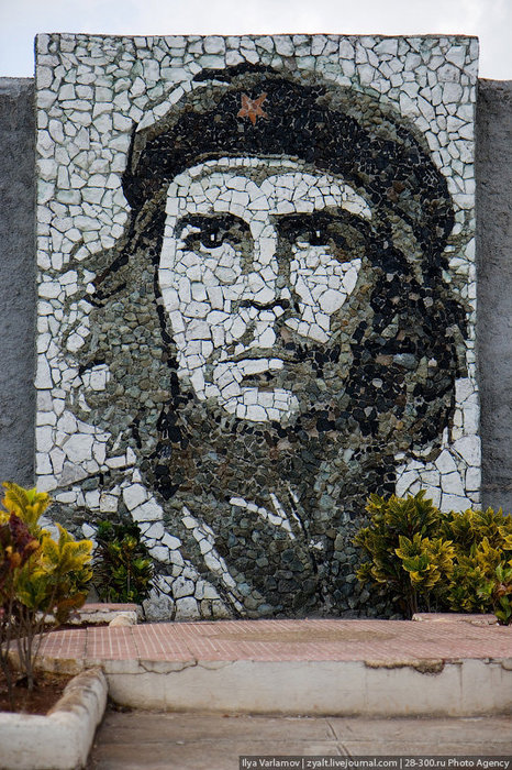 Портреты Гевары встречаются повсеместно, выполнены в разных техниках от плаката, до витражей. Почти везде используется один образ Че, с фотографии, сделанной Альберто Кордой 5 марта 1960 года. Куба