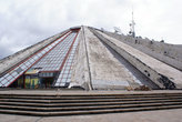 Пирамида — бывший музей диктатора Энвера Ходжи