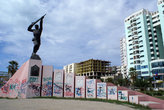 Памятник герою на набережной в Дурресе