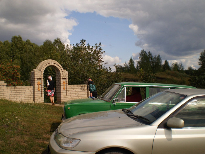Возле святого источника всегда много автомобилей Сорочий Лог, Россия