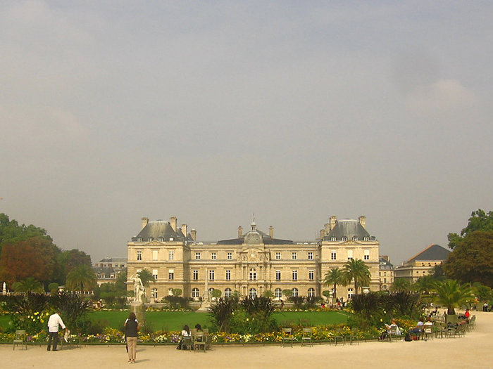 Люксембургский дворец, он же — Сенат. Прямо за ним на улице Вожирар жил Арамис. Париж, Франция