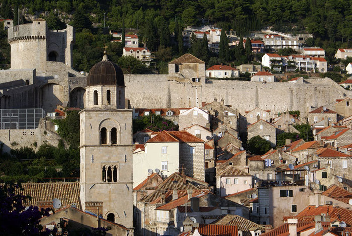 Дома у крепостной стены Дубровник, Хорватия