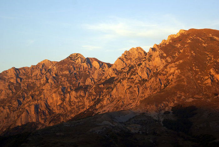 Закат в горах а границе Боснии и Черногории Босния и Герцеговина