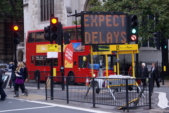 Ремонт дороги в центре города Лондон, Великобритания