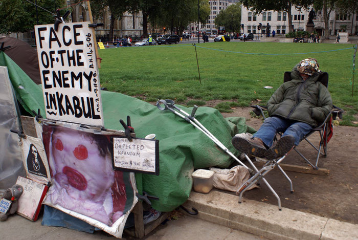 Активист борьбы против войны в  Ираке прямо напротив британского Парламента