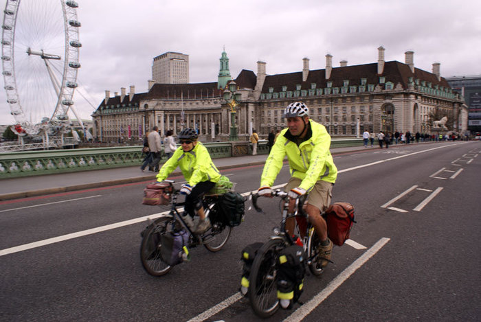 Велосипедисты на мосту Лондон, Великобритания