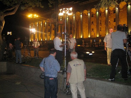 Корреспонденты напротив парламента во время очередного митинга Тбилиси, Грузия