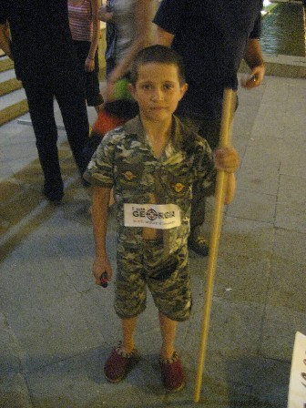 Этот мальчик, видимо, подумал, что я иностранный турист (в смысле не русский) Тбилиси, Грузия