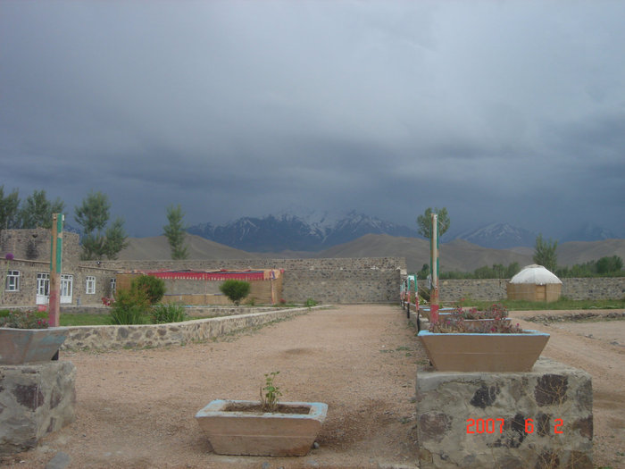 Территория нашей гостиницы- сама гостиница, здание слева. Бамиан, Афганистан