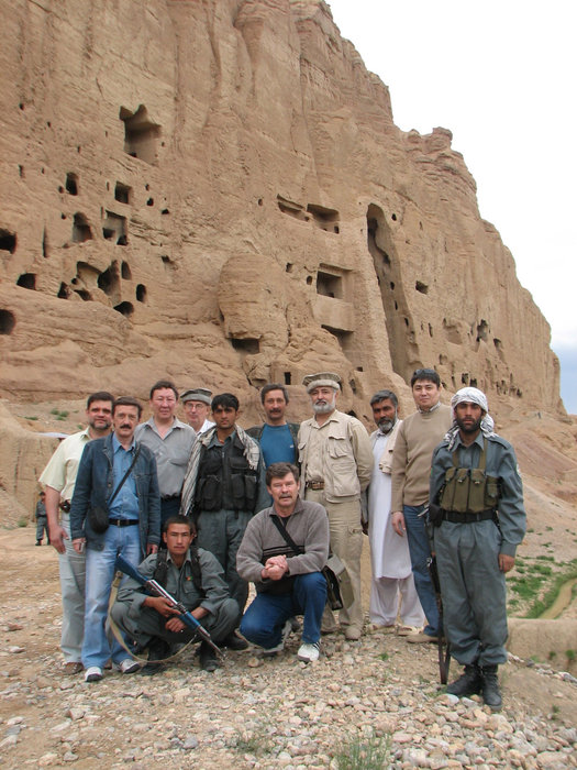 Наша не полная команда (охрана не вся) на фоне статуй. Бамиан, Афганистан