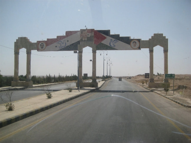 Дорога через пустыню Сирия