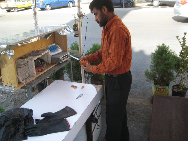 Продавец плодов кактуса чистит мне плод — вкус примерно как у киви. Дамаск, Сирия