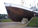 Старый рыболовецкий деревянный бот — по пути в Морской музей.